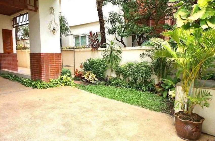 House with Shared Pool in Srinakarin 
